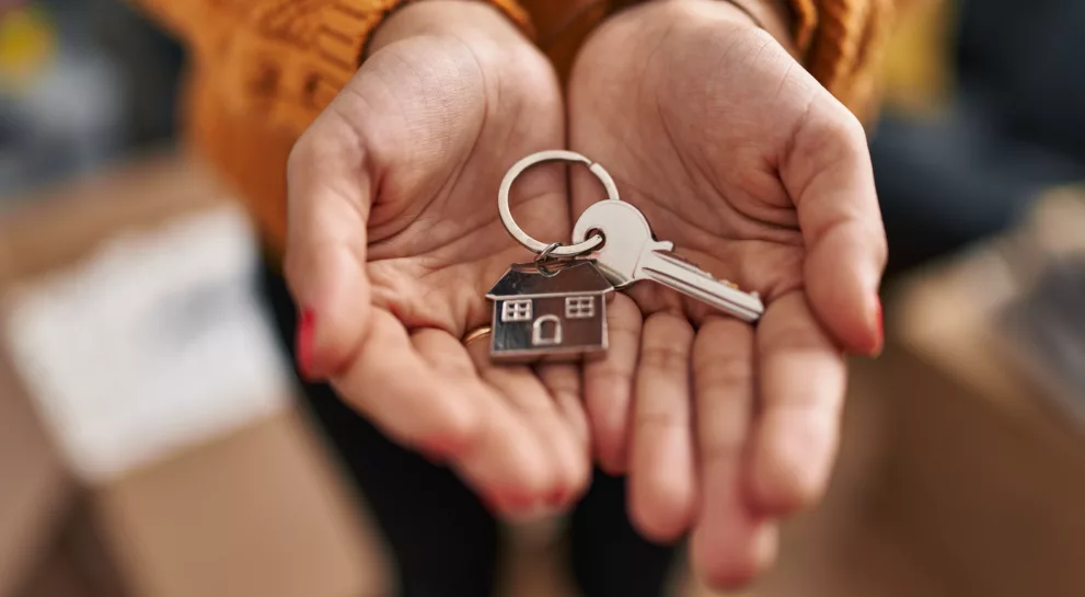 Wohnung mit einem Hausnotruf an der Wand